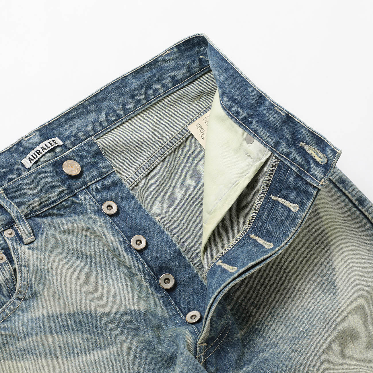 洗練された生地で定番アイテムをワンランクアップ。『AURALEE