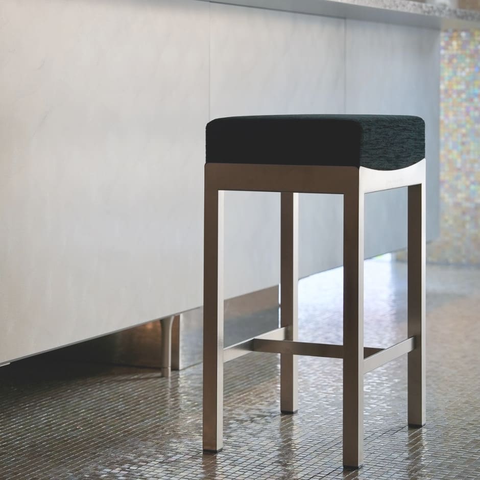 座るたびに、空間が整う。ミニマルな機能美で10年以上選ばれ続ける