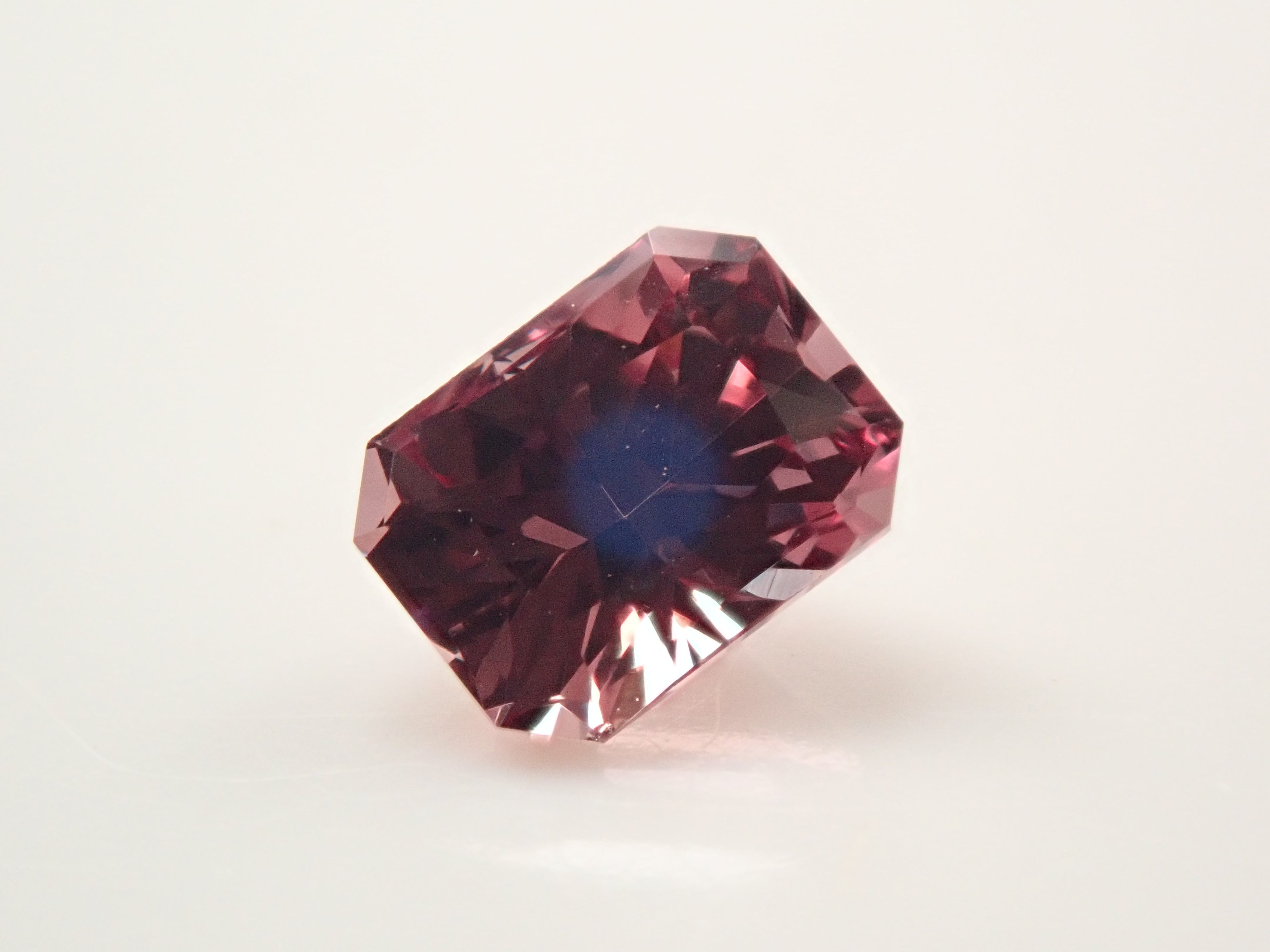 タンザニア産カラーチェンジガーネット 0.509ctルース