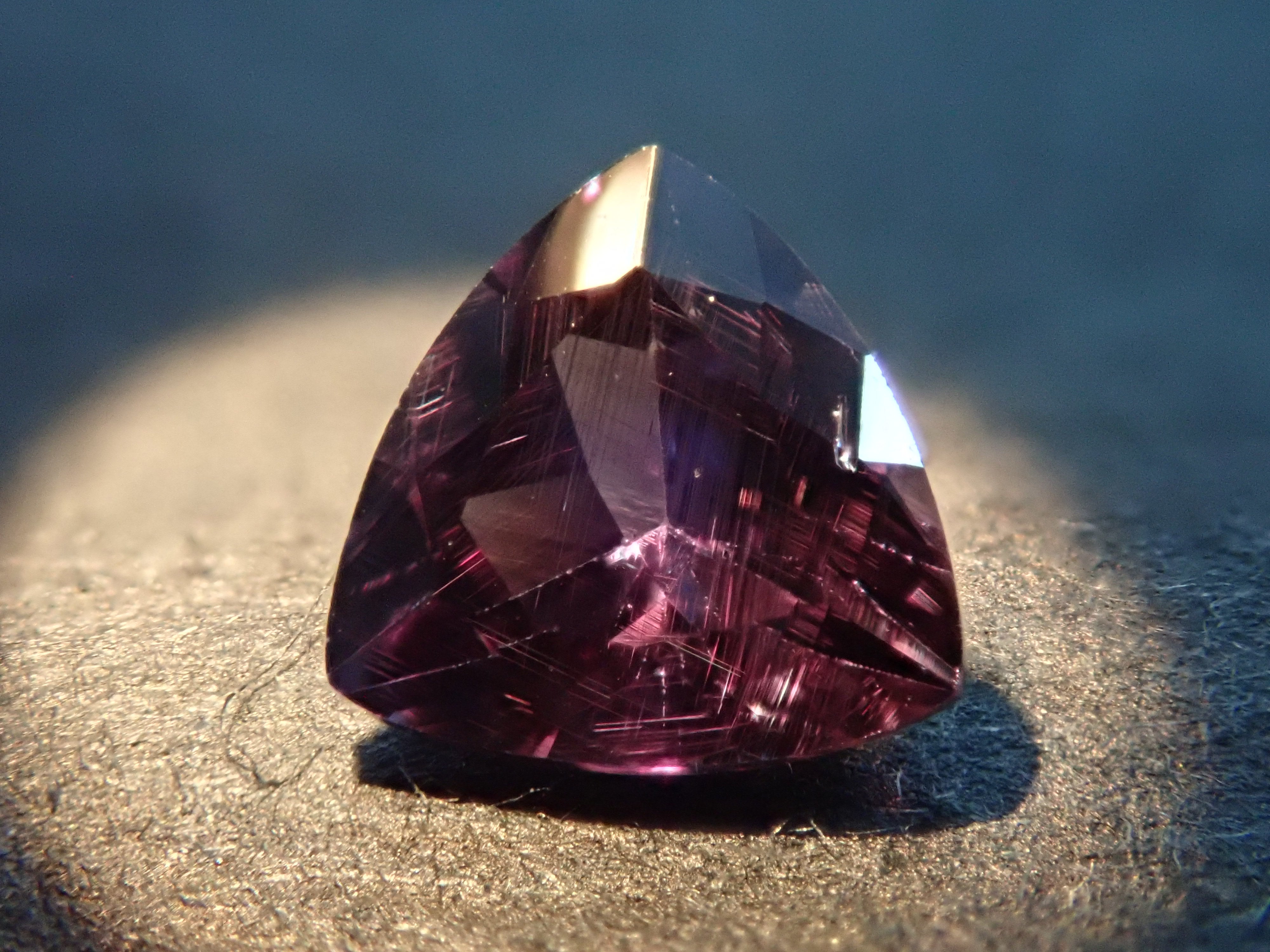 マダガスカル産ベキリーブルーガーネット（カラーチェンジガーネット