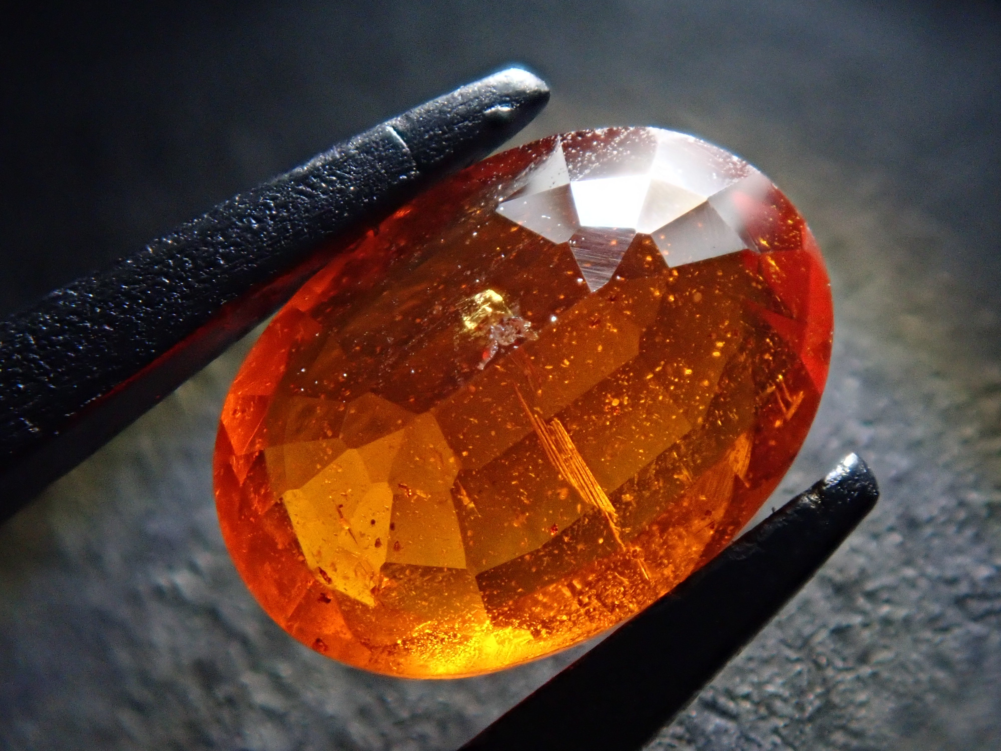 タンザニア産オレンジカイヤナイト 1.070ctルース