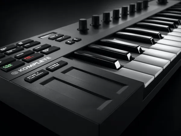 Native Instruments KOMPLETE MIDIコントローラー KONTROL M32 正規