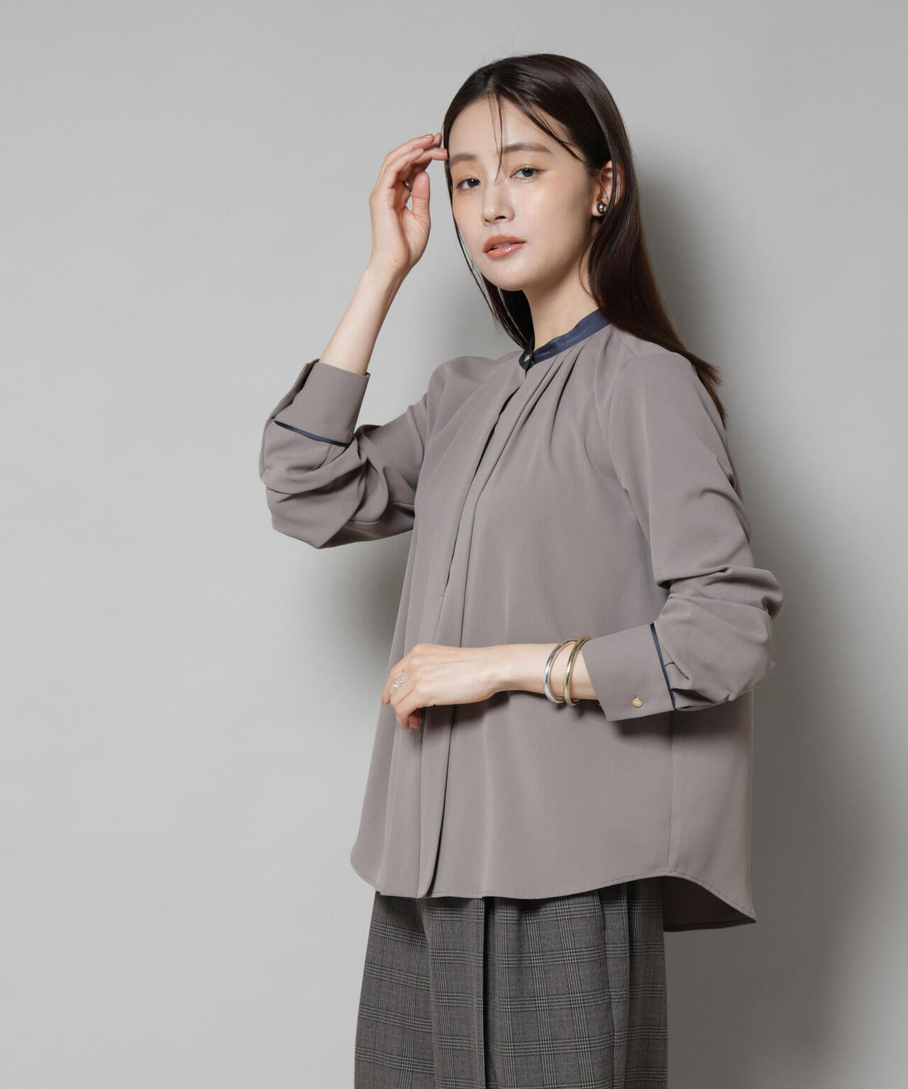 スタンドバイカラー タック ブラウス