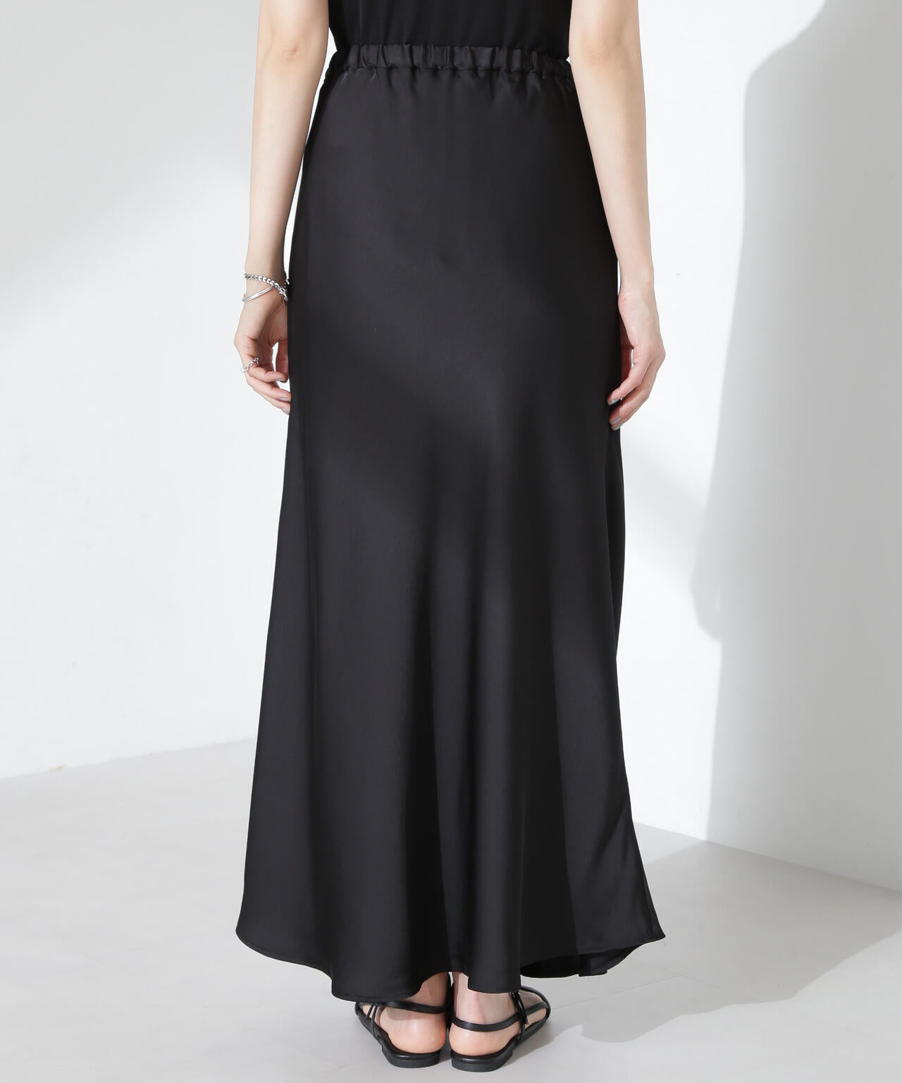 サテン フレアスカート