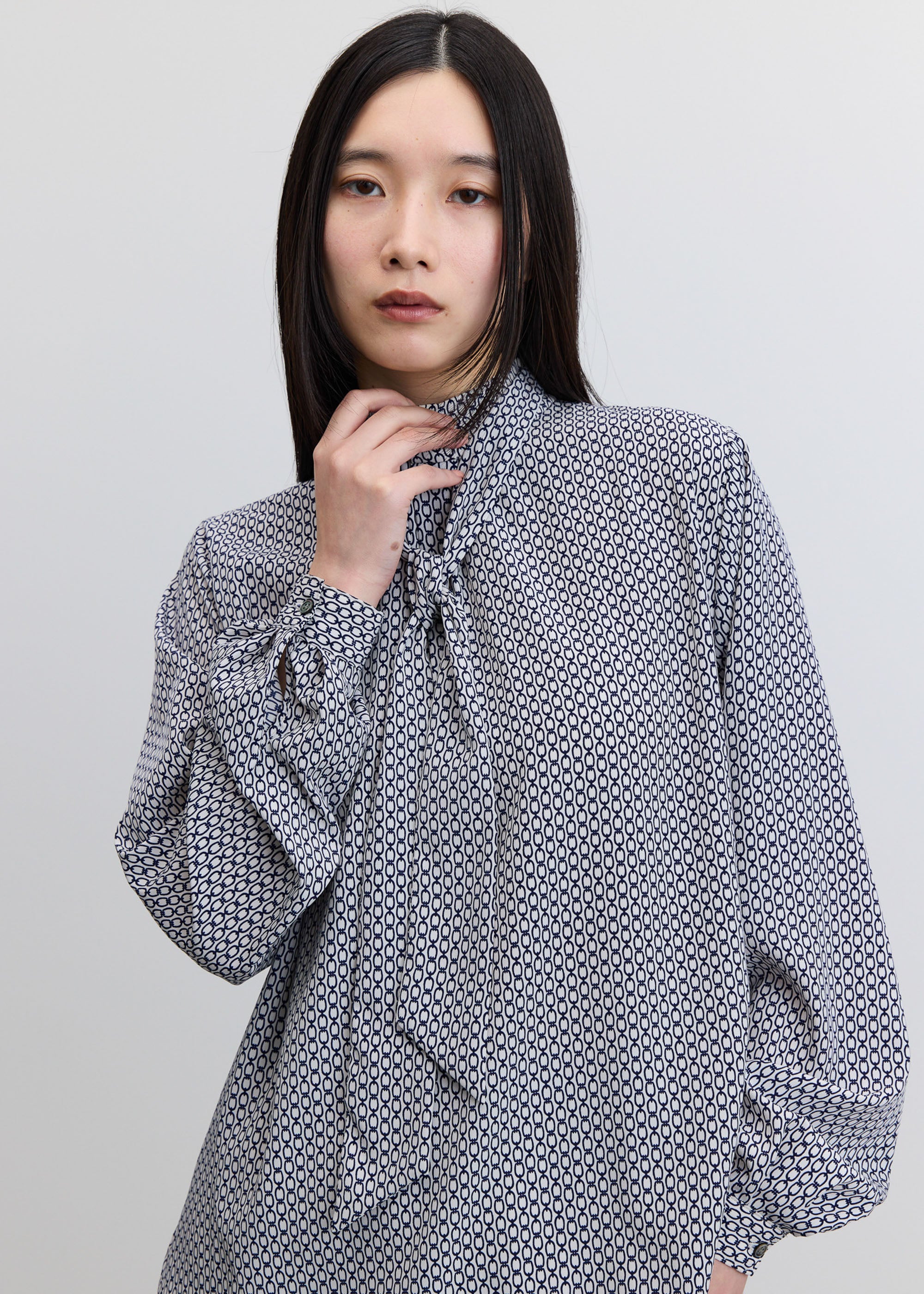 チェーン柄ボウタイブラウス - SOÉJU online store｜上質な大人の女性