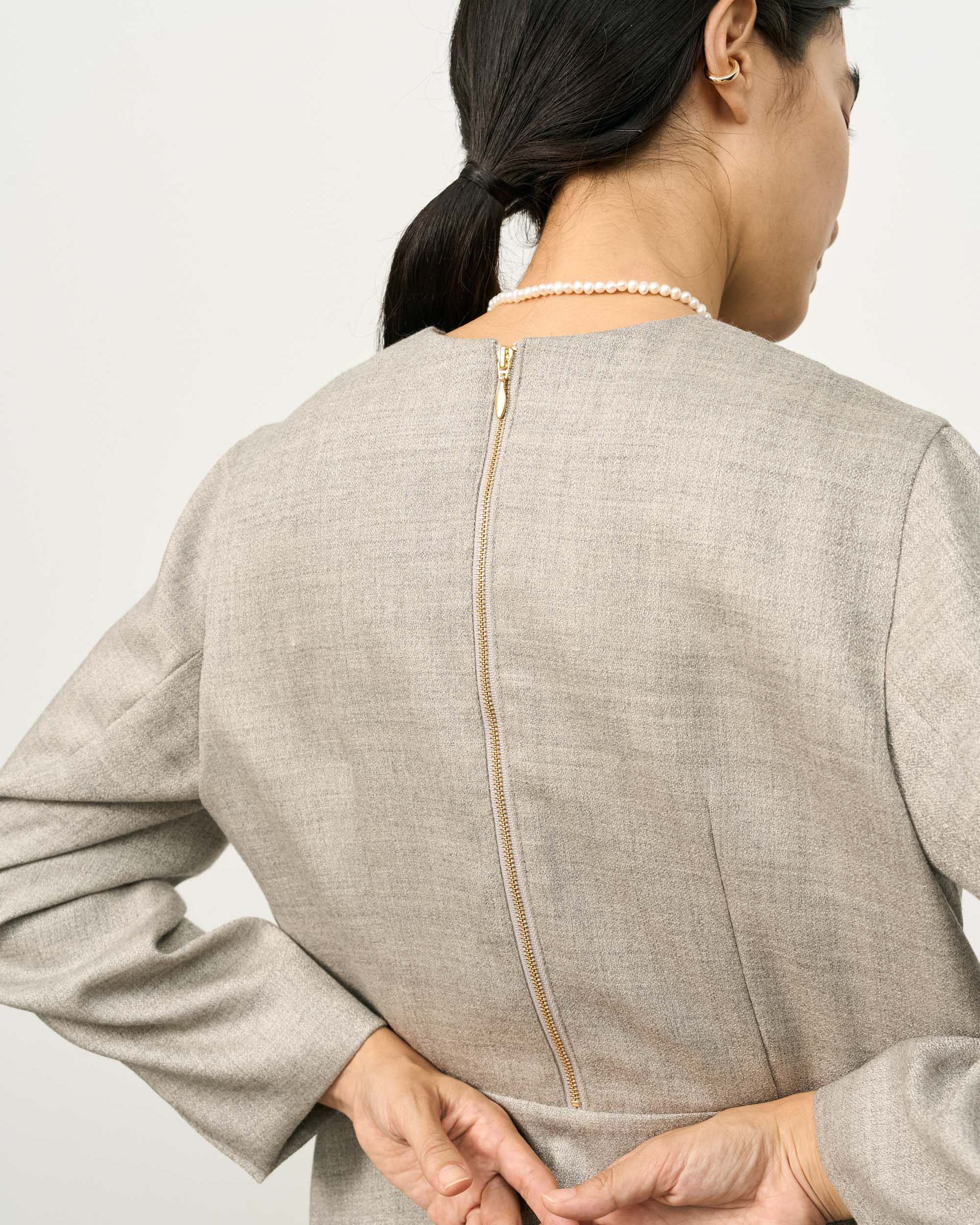 ブライトウールペプラムタックブラウス - SOÉJU online store｜上質な