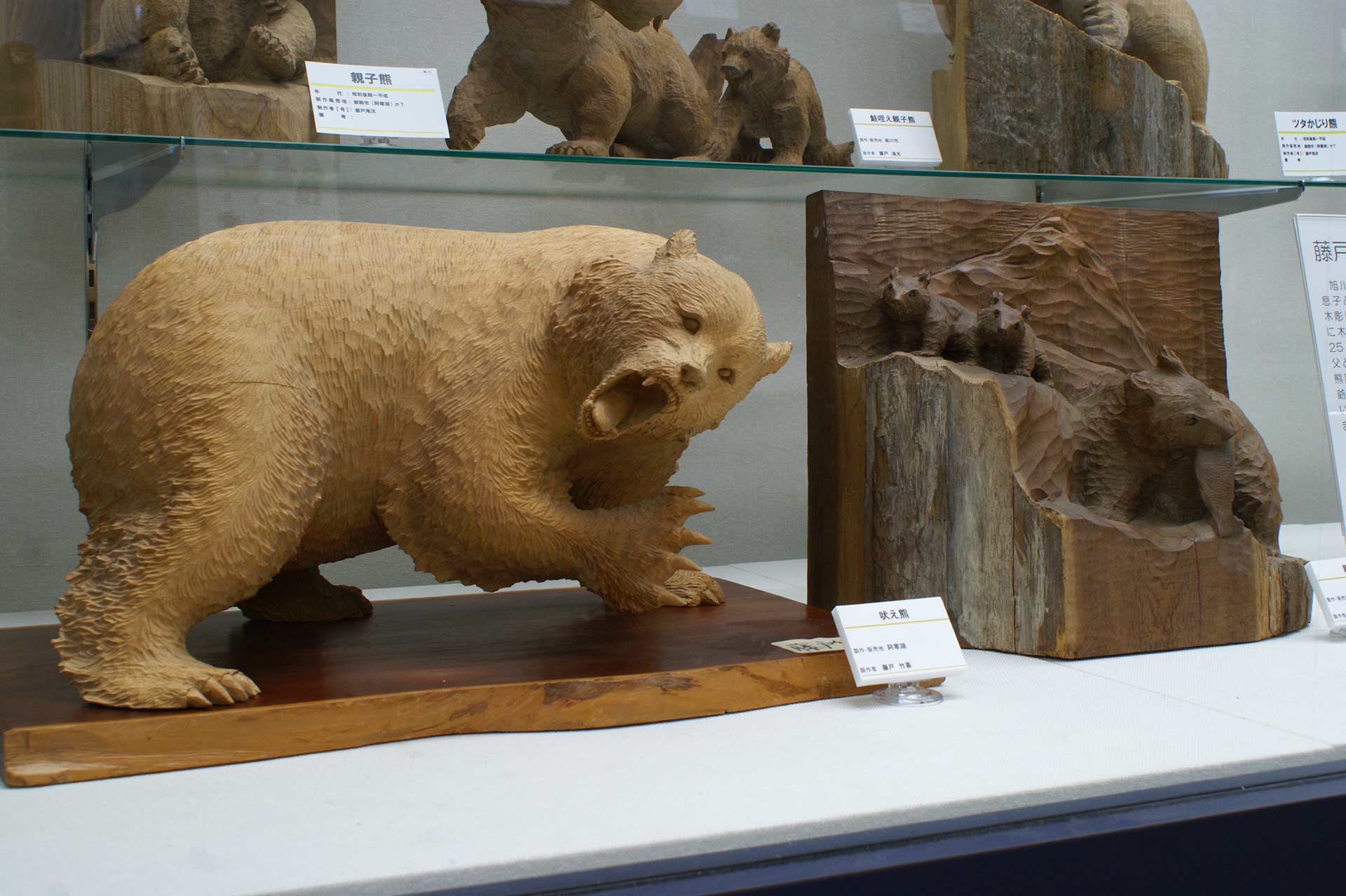 木彫りの熊」はいつ鮭をくわえたのか？意味と歴史を追って北海道へ