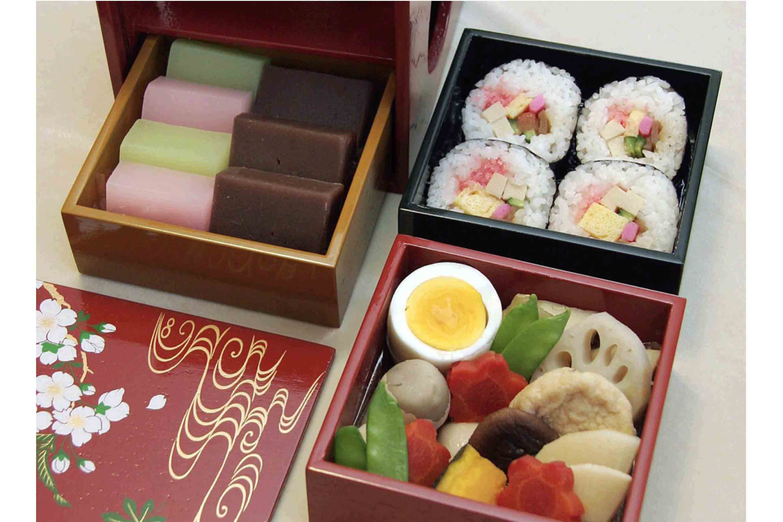 徳島に伝わる「遊山箱」。お重を抱えて子どもが走る、華やかな春の風景