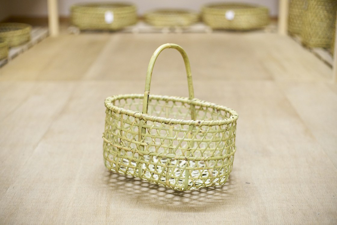 青森生まれの「りんごかご」は業務用なのに愛らしい。唯一の作り手、三