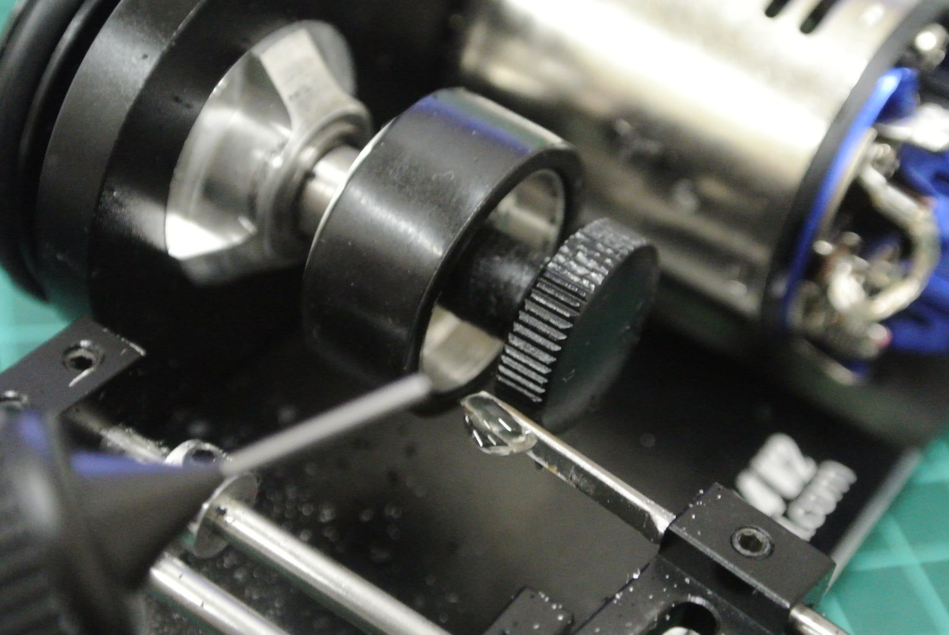 フロントタイヤ】ミニッツ イーグルタイヤカッター使用法！②【超安易