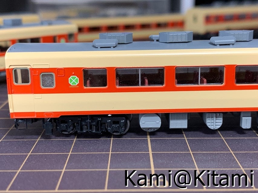 KATO旧製品キロ28の窓ガラスをTomix製キハ58系グリーン車に移植する