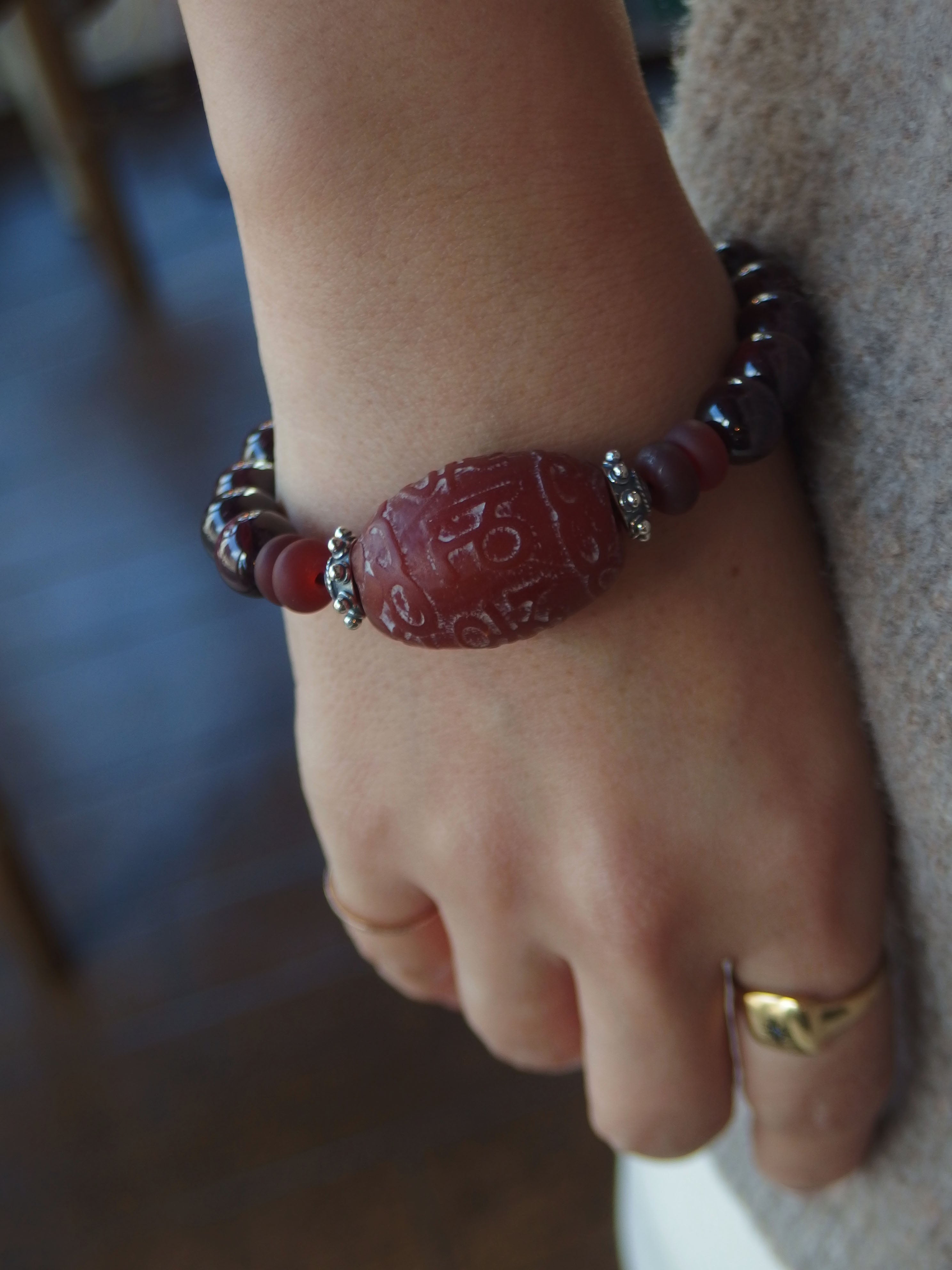 神秘的な「六字真言」が彫られた紅天珠 | Gems〜ジェムズ〜