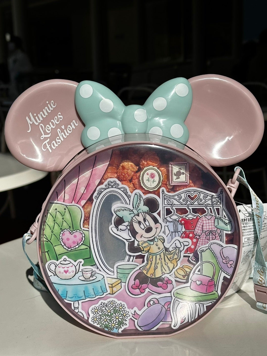 新作ミニーのポップコーンバケット…開けらずキャストさんにお手伝いし