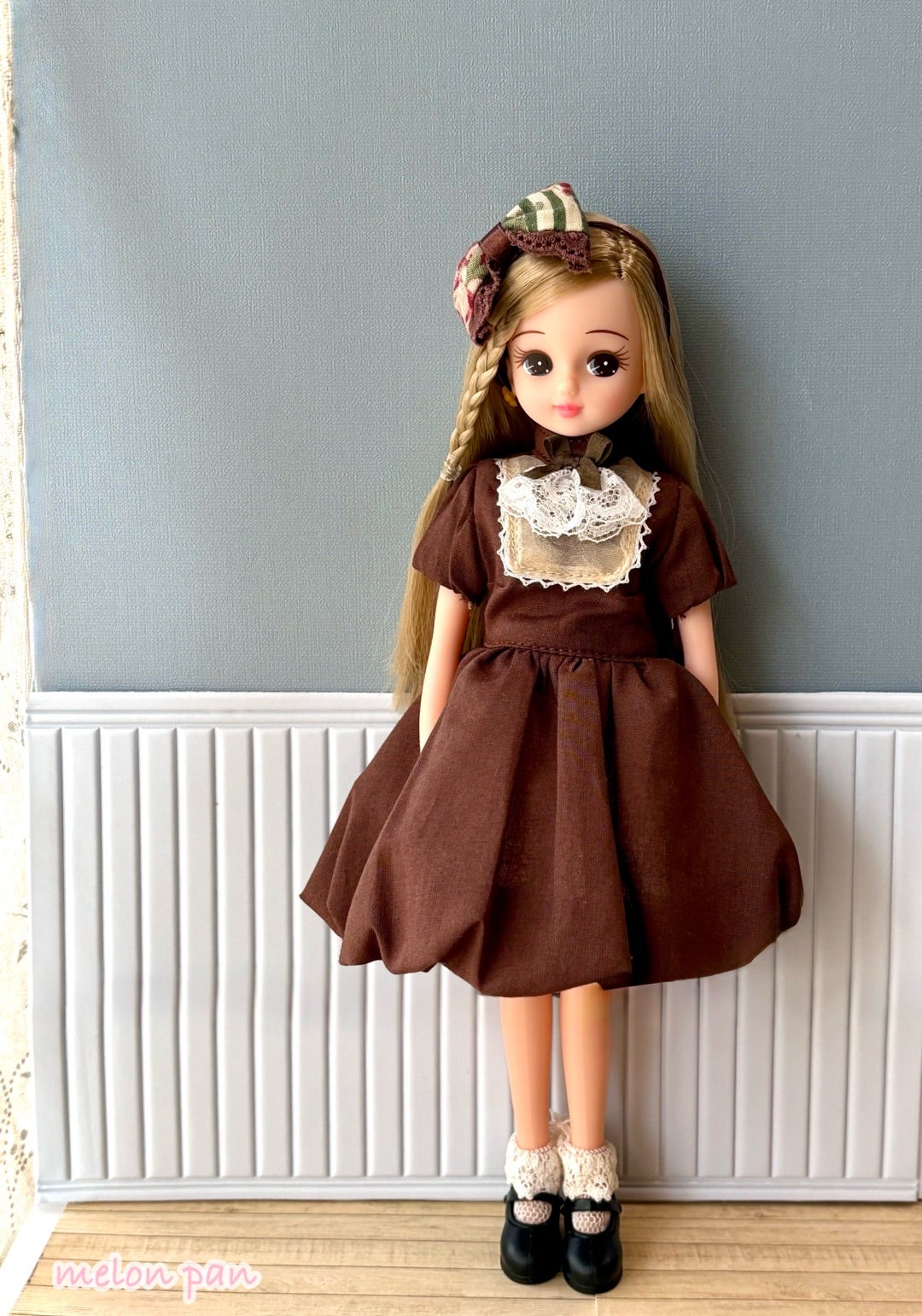 リカちゃんキャッスル製の「カヌレ風ワンピース」をリカちゃんに