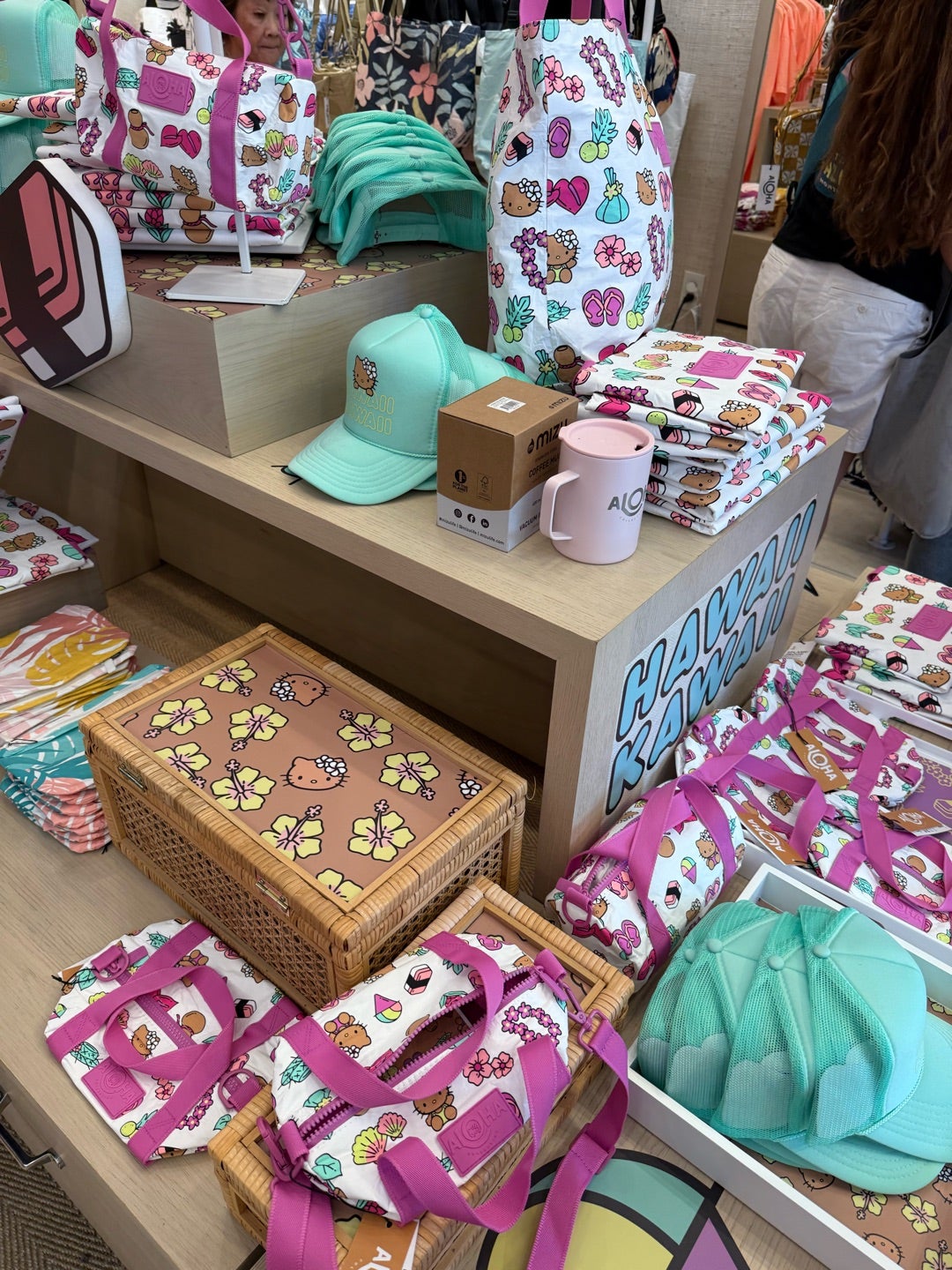 ALOHA COLLECとキティちゃんのコラボ商品がバズりすぎ。販売翌日の店内