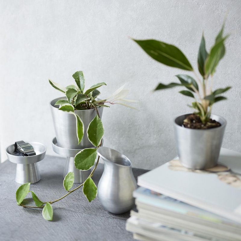 志成販売/インテリア映えする高台付トレーがセットになった アルミの