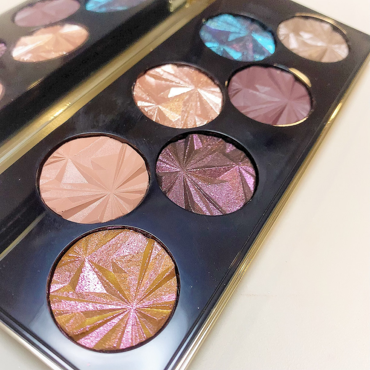 クリスマスコフレ2019】圧巻の煌めき♡︎拝みたくなる宝石パレット