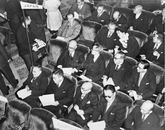 サンフランシスコへ向かう機上の吉田茂首席全権と娘の麻生和子さん