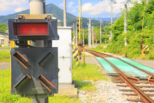 八木沢踏切の踏切動作反応灯[10009053378]の写真・イラスト素材