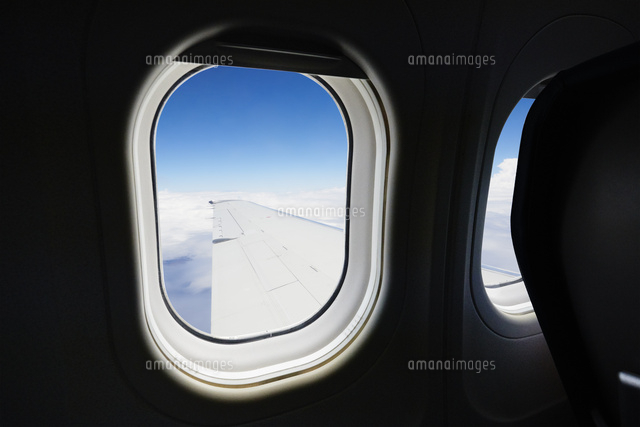 飛行機の窓からみた空[10132114023]の写真・イラスト素材｜アマナ
