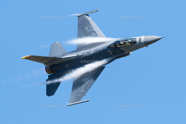 展示飛行を 行う 米軍 F-16 デモチーム[10219001263]の写真・イラスト