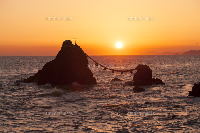 二見浦夫婦岩の日の出[10363001274]の写真・イラスト素材｜アマナ