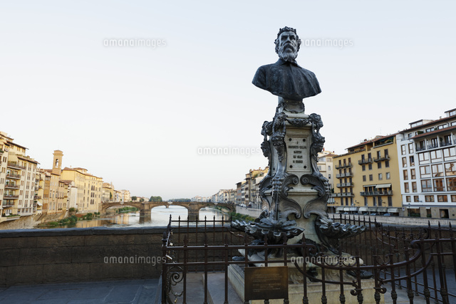 ヴェッキオ橋のチェッリーニ像 フィレンツェ[10610004063]の写真