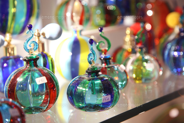 ベネチアン・グラスの香水瓶[10747000043]の写真・イラスト素材