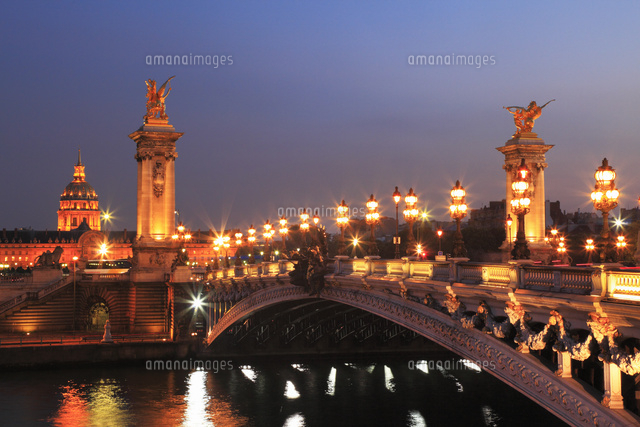 アレクサンドル3世橋の夜景[10769001878]の写真・イラスト素材｜アマナ
