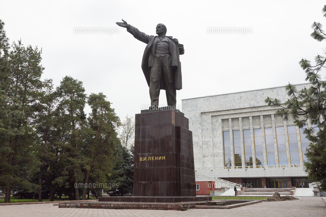 国立歴史博物館の裏側に立つレーニン像[10790019017]の写真・イラスト