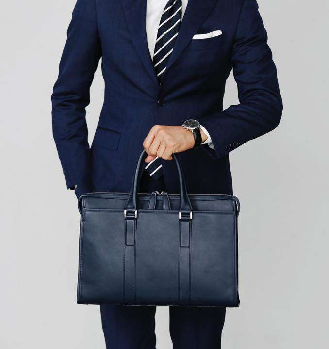 急な雨にも安心な土屋鞄製造所の全天候バッグにクールなネイビーカラー