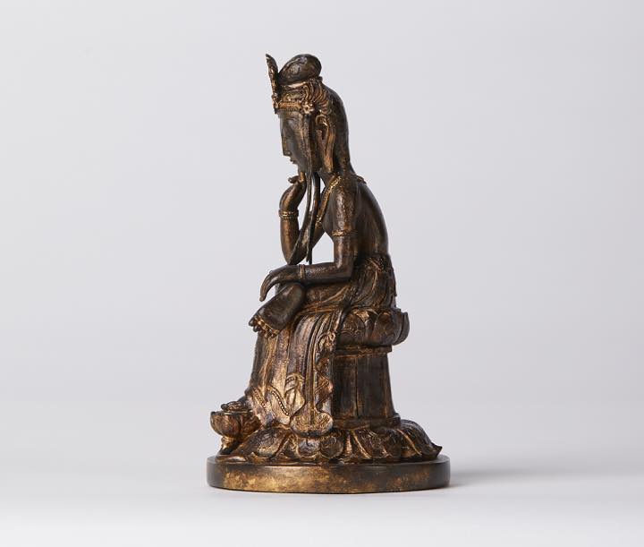 華やかな装飾を纏った弥勒菩薩像が手のひらサイズになって登場