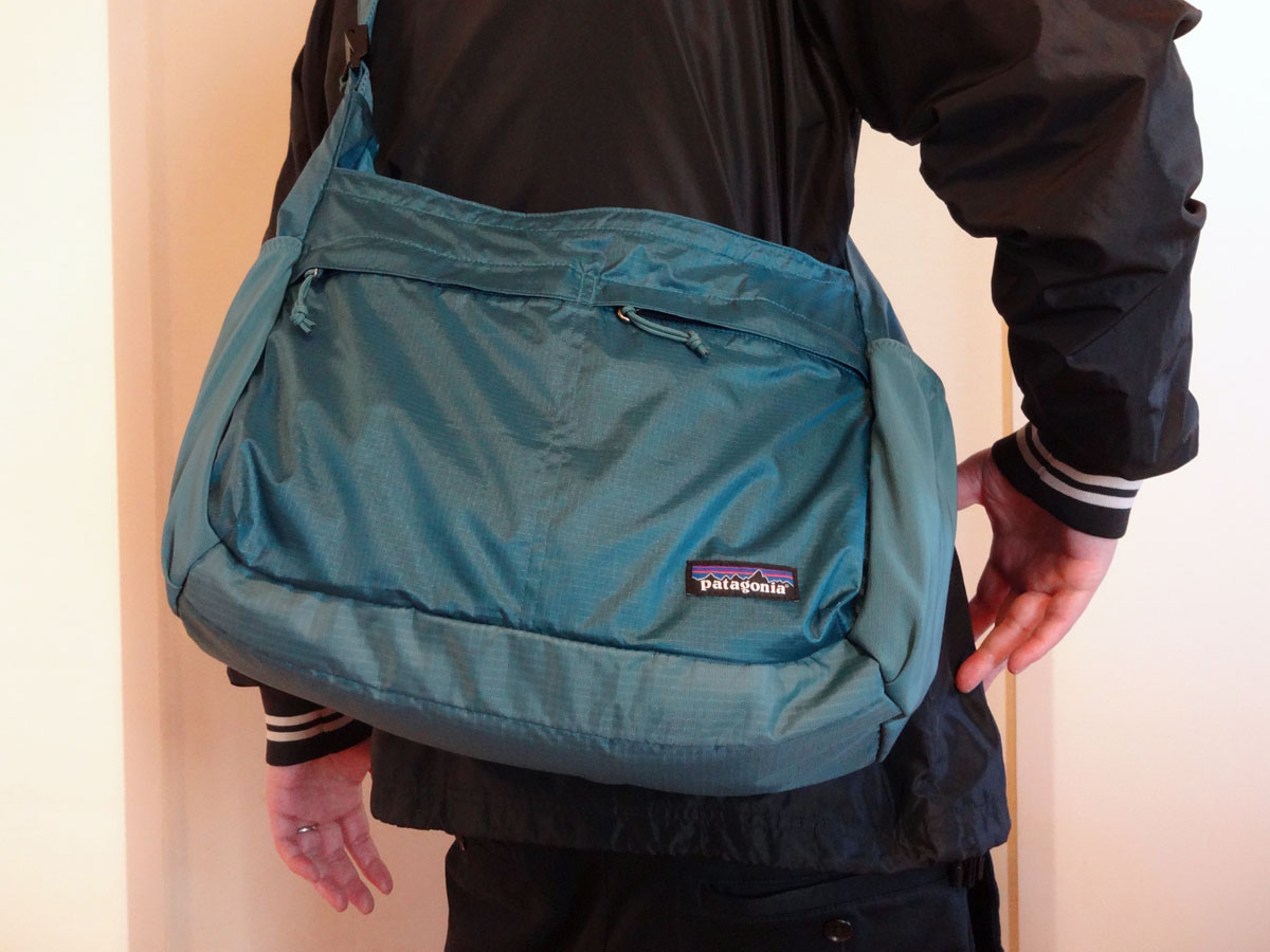 このパタゴニアのショルダーバッグ、畳むと片手で持てるサイズになるん