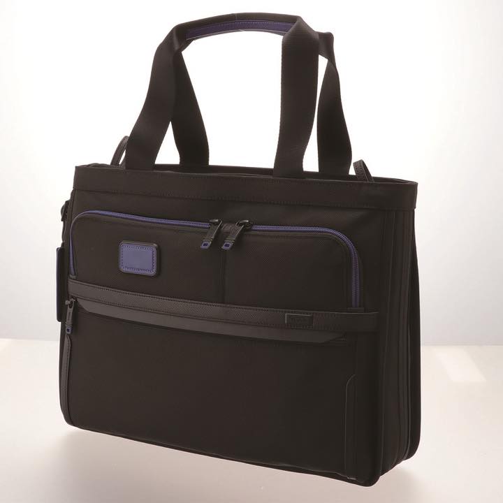 TUMIの定番シリーズもANAカラーの差し色で印象一変！ | GoodsPress Web