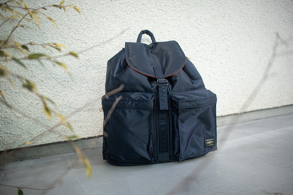 ポーターの名作「タンカー」の新色アイアンブルーはグッと大人な雰囲気