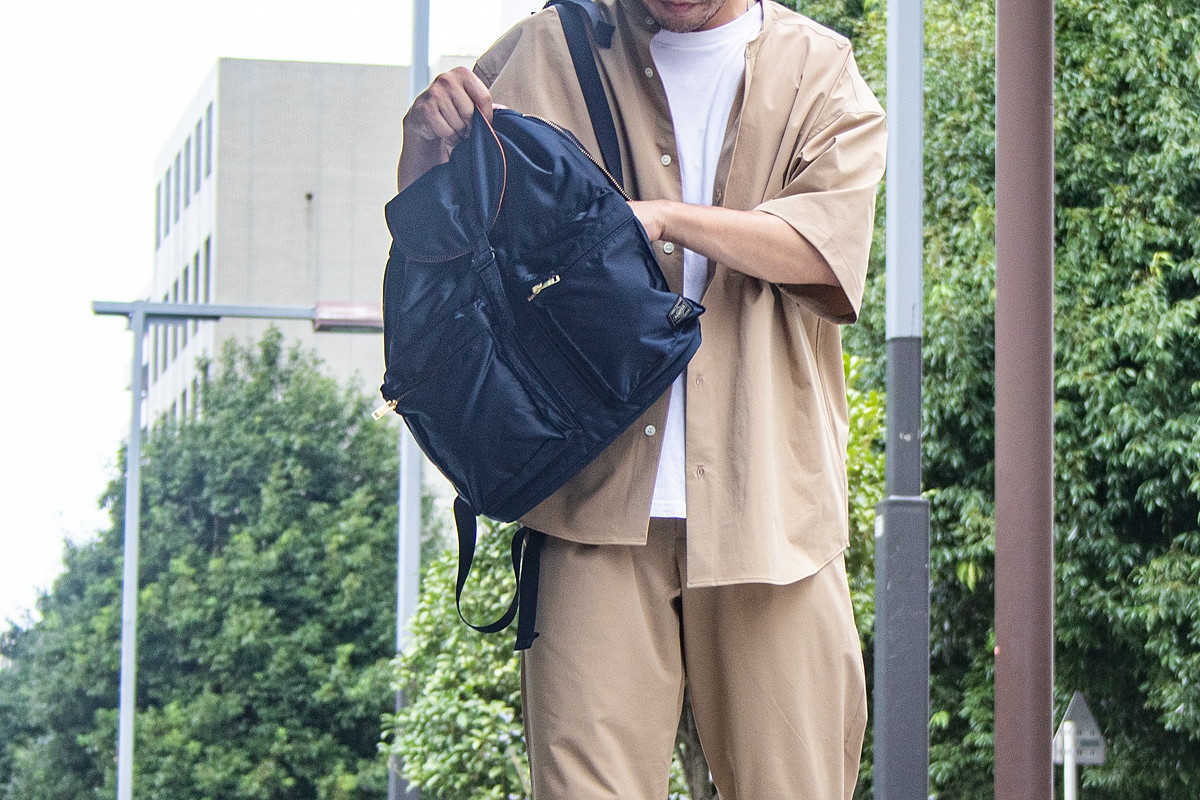 ポーターの名作「タンカー」の新色アイアンブルーはグッと大人な雰囲気