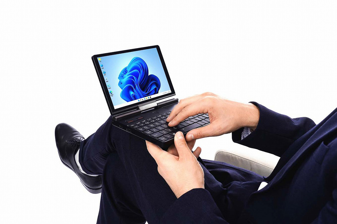 両手持ちもできる8インチのウルトラモバイルPCが2in1に進化