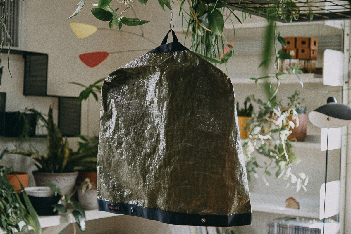 BRIEFINGと植物のプロがコラボ！大容量メッセンジャーバッグには工夫が