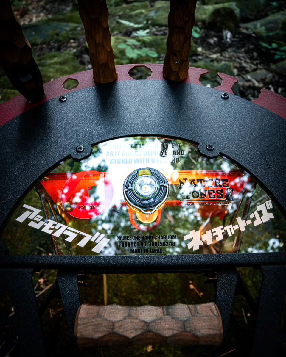 ギアを置いたり引っ掛けたり…キャンプにうってつけな