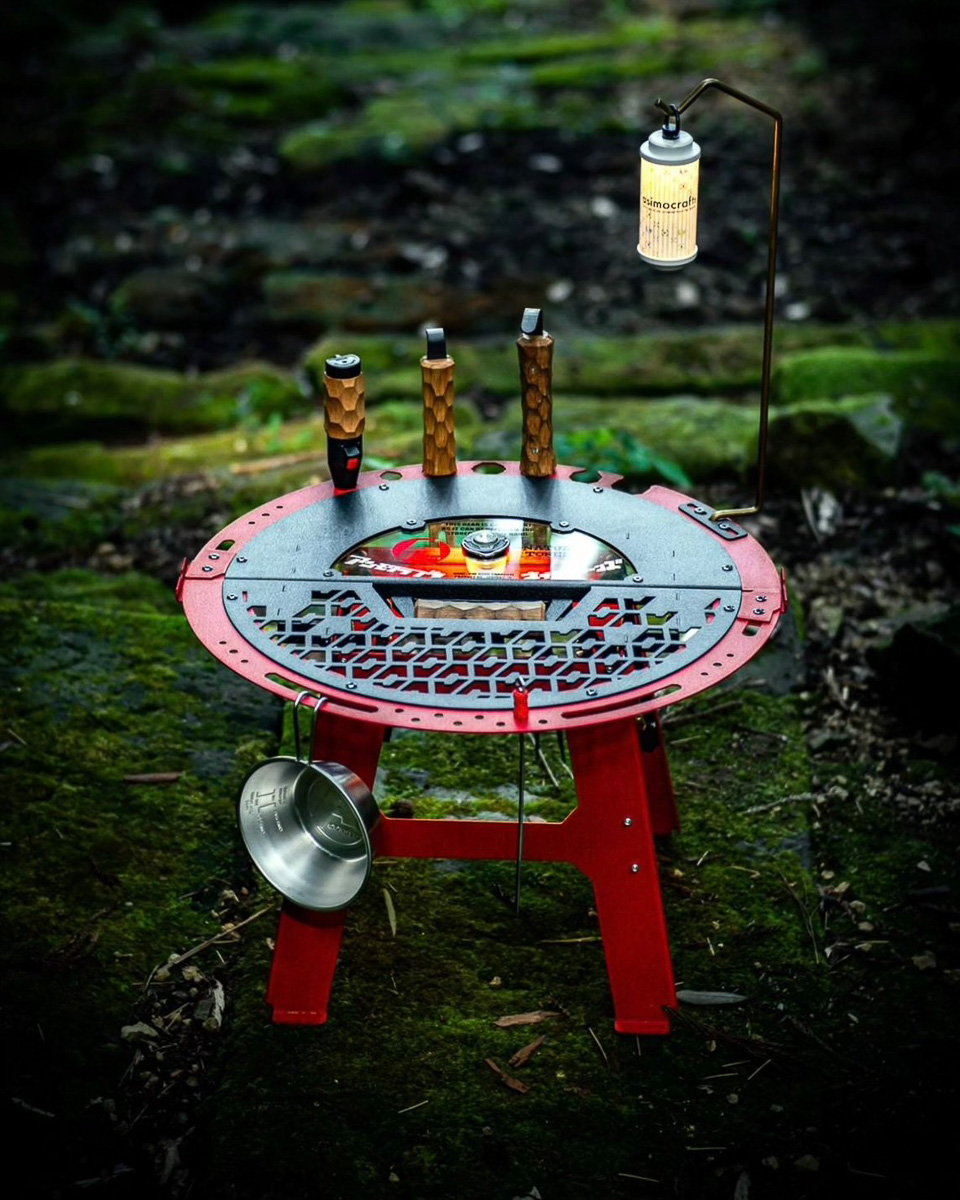 ギアを置いたり引っ掛けたり…キャンプにうってつけな