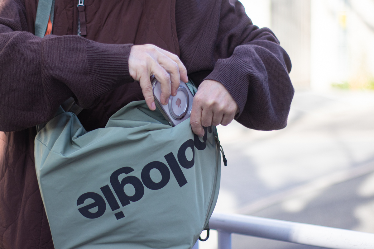 今日の着こなし、普通すぎた…？」そんなときはショルダーバッグを