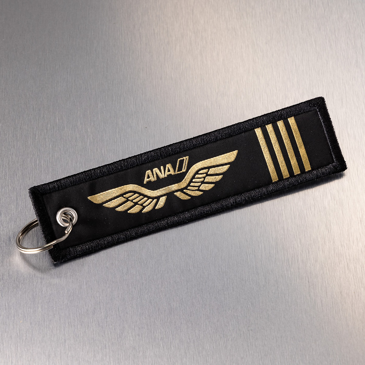 現行ANAパイロットの制服に付いたウイングマーク付き！整理上手なANA