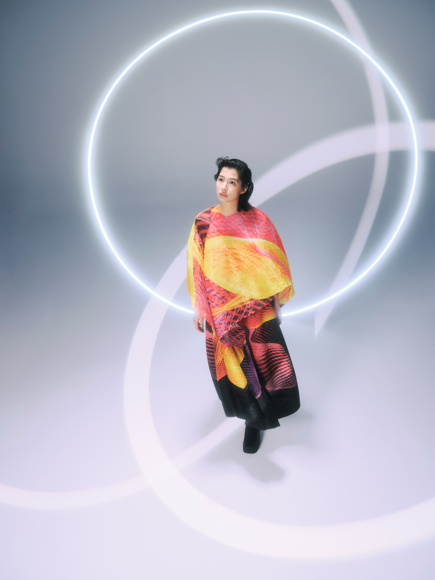 未知の惑星に想いを馳せて。佐久間由衣とプリーツ プリーズ イッセイ