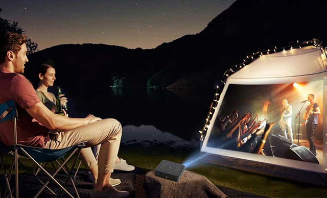 手のひらサイズで最大300インチ！超小型スマートプロジェクター SP05