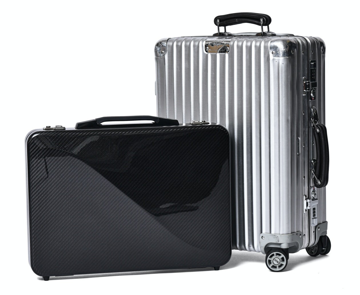 驚くほどの軽さ！超軽量・高強度なドライカーボンで職人がつくる国産