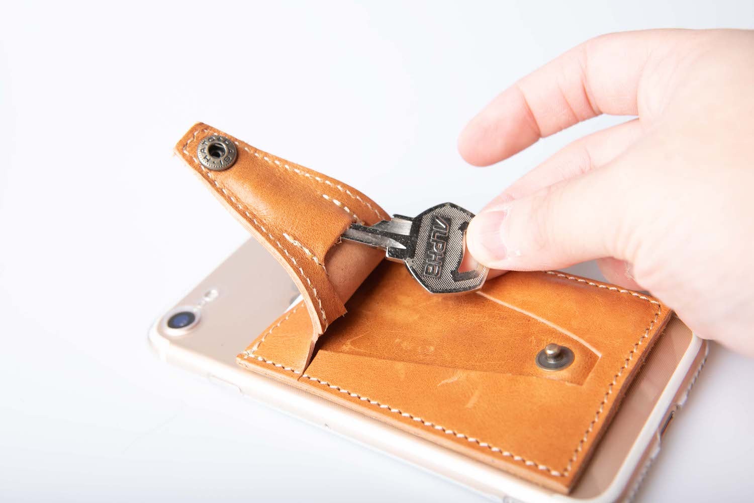 あらゆるスマホに対応！これ一つでお出かけできるスタンドに、カードも