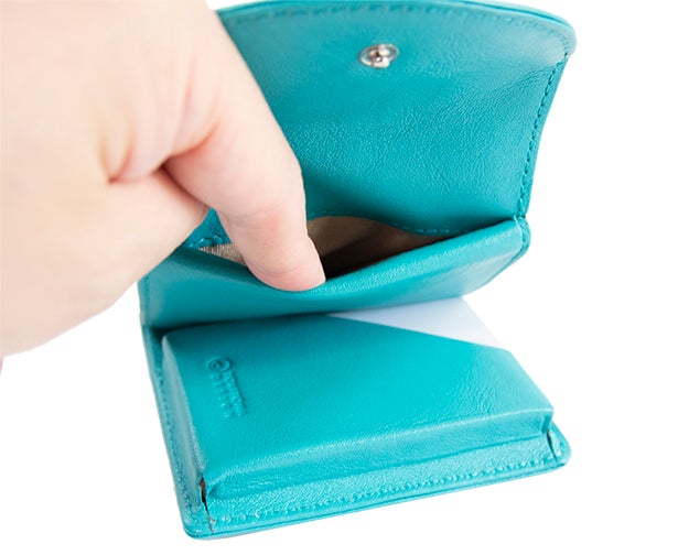 スマートな15枚カード収納と使いやすい小銭入れ。上品でコンパクトな三