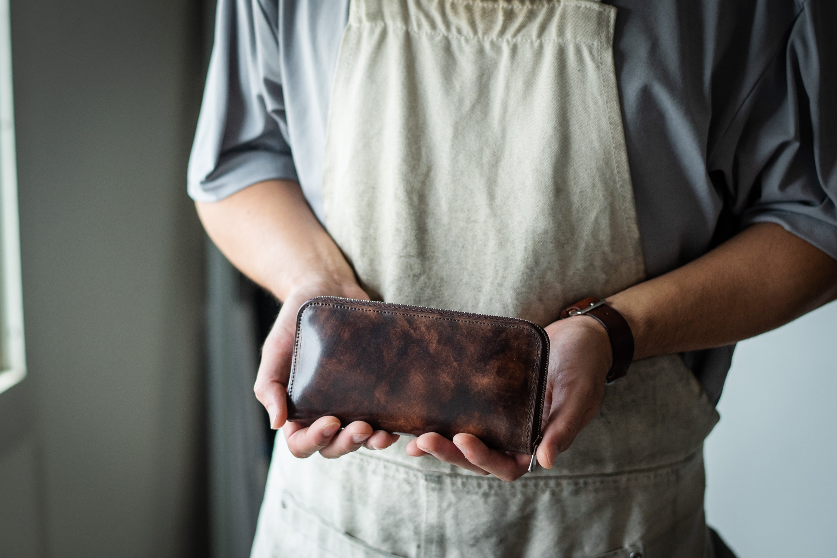 財布職人が最小に挑戦！牛革の3倍耐久性のシェルコードバンで作る極小