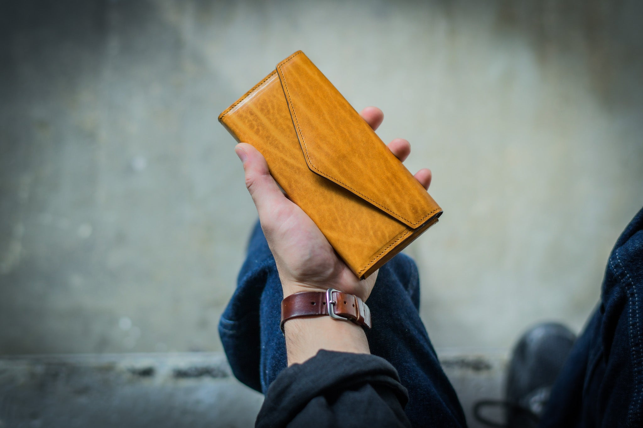 財布職人が最小の限界に挑んだフラップ財布「ルガトーレザーで作る極小