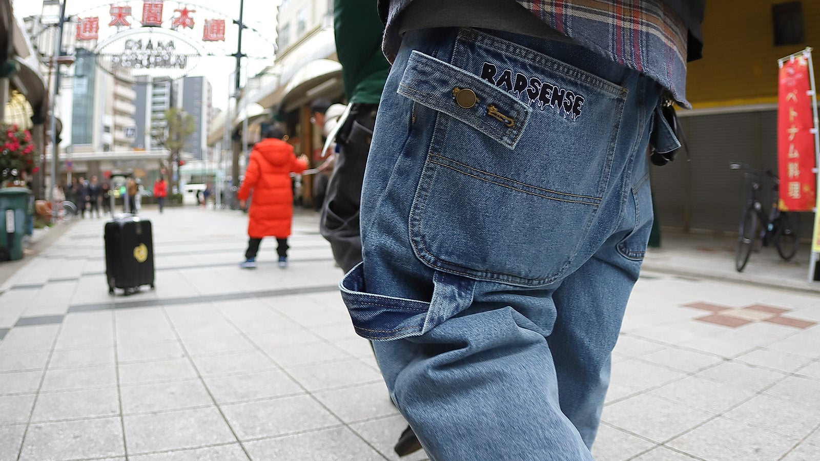 アングラー考案「釣りに特化」したルーズシルエットデニムパンツ